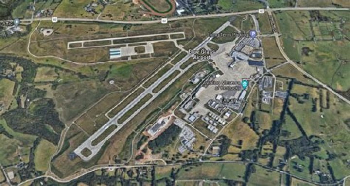 How many runways does Bluegrass Airport have?