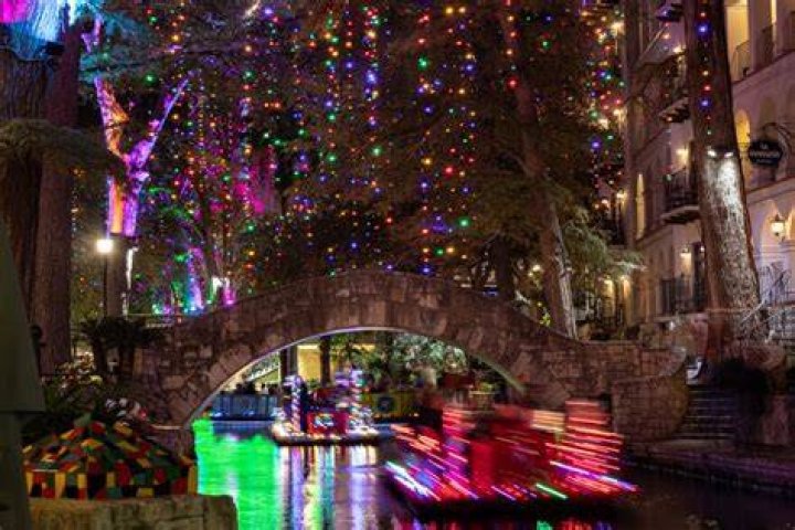 Is Riverwalk decorated for Christmas?