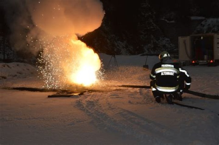 Which extinguishing agent is best for magnesium fire?